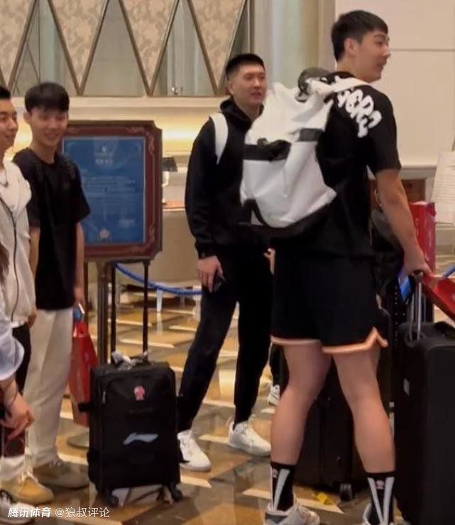 我打了一个激灵，情不自禁地举起了双臂。